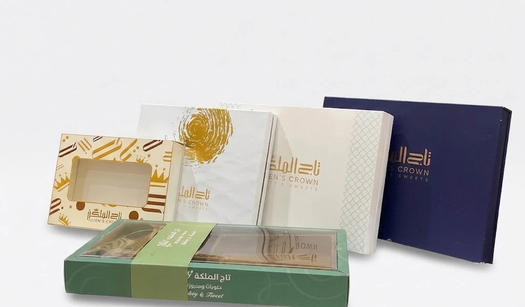 مجموعة علب وأكياس مطبوعة بتصميمات متنوعة